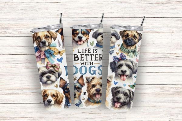 Ein Thermobecher mit dem Design „Life is Better with Dogs“, dekoriert mit verschiedenen Hunderassen. Die Hunde tragen bunte Schleifen und sind umgeben von Herzen und Schmetterlingen, was eine fröhliche und liebevolle Atmosphäre schafft. Der Hintergrund is